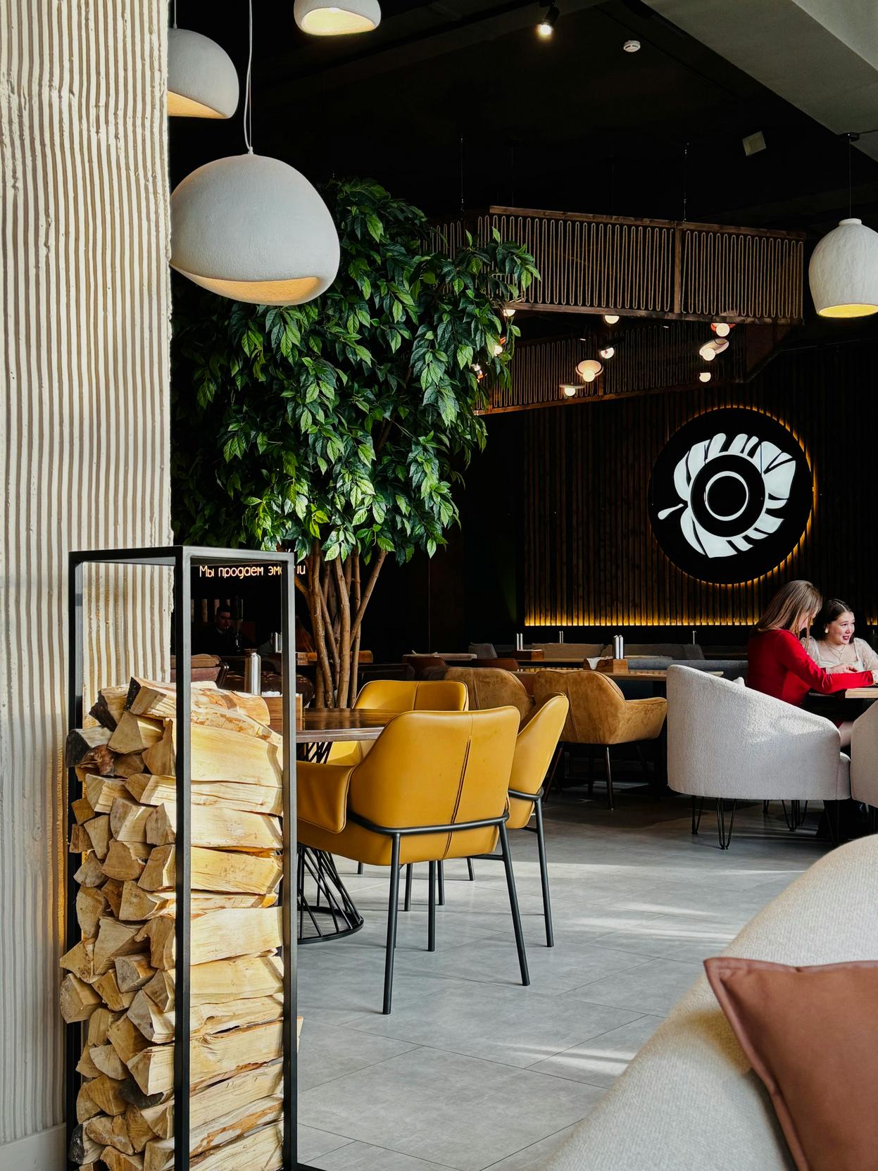 Móveis Modernos para Café: Transformando Ambientes Gastronômicos com Estilo e Funcionalidade